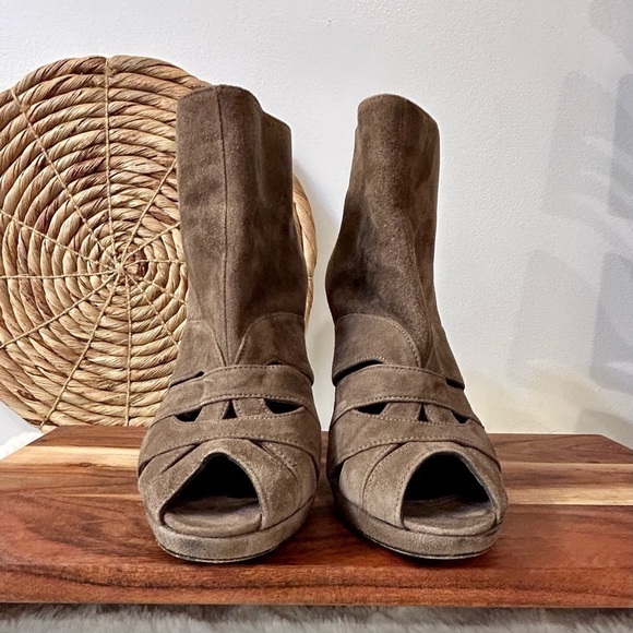 Stuart Weitzman Wavelength Bootie in Mushroom Suede Size 6.5 - Picture 3 of 10